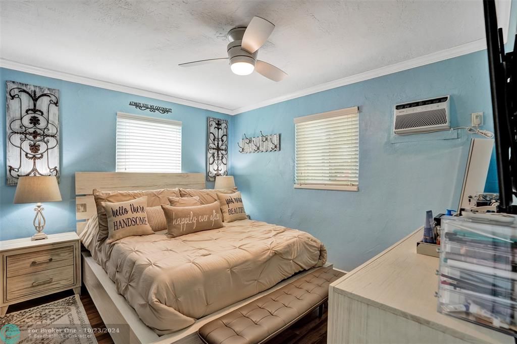 For Sale: $349,000 (2 beds, 1 baths, 804 Square Feet)