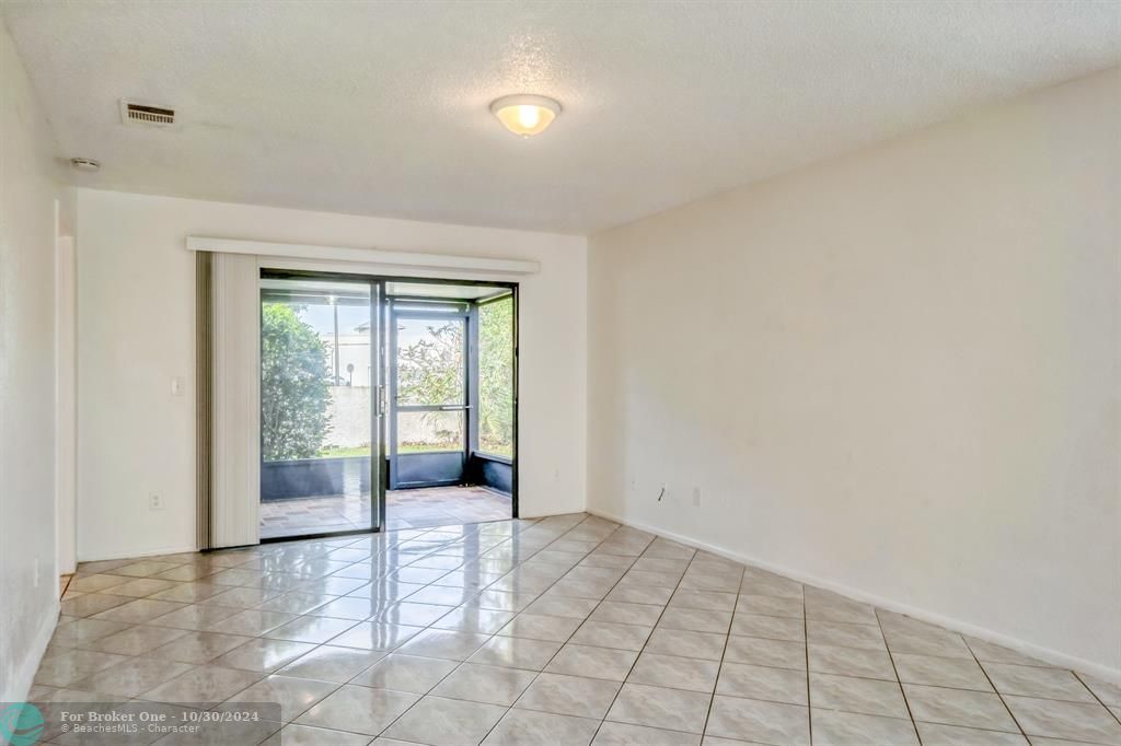 For Sale: $229,000 (2 beds, 1 baths, 933 Square Feet)