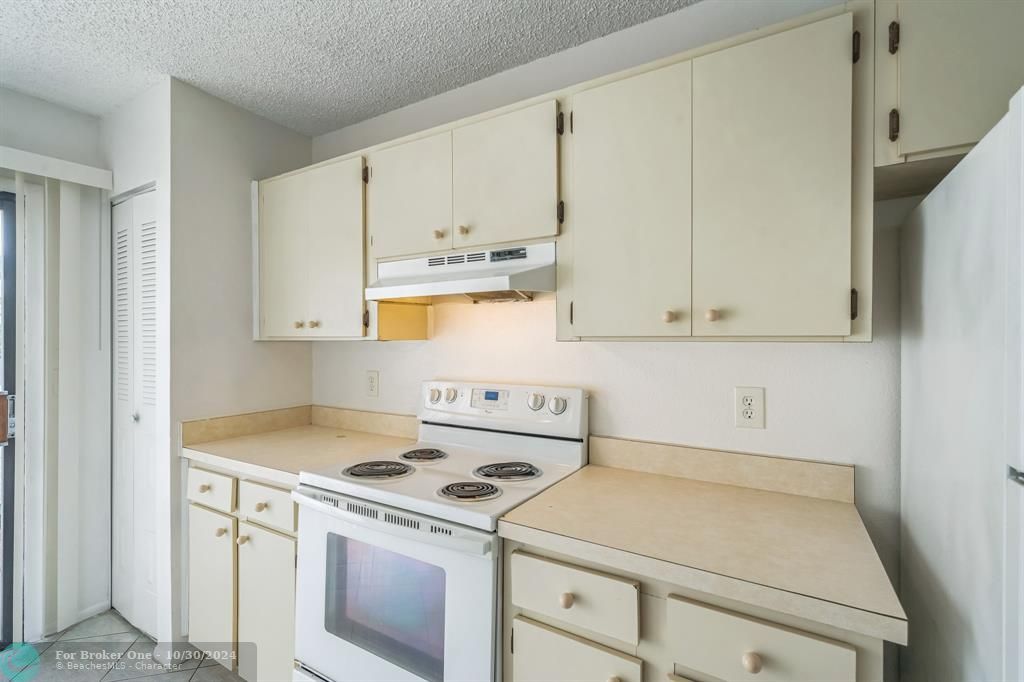 For Sale: $229,000 (2 beds, 1 baths, 933 Square Feet)