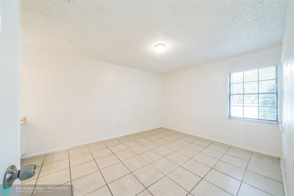 For Sale: $229,000 (2 beds, 1 baths, 933 Square Feet)