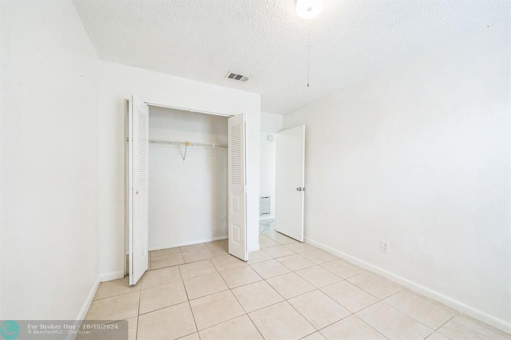 For Sale: $229,000 (2 beds, 1 baths, 933 Square Feet)