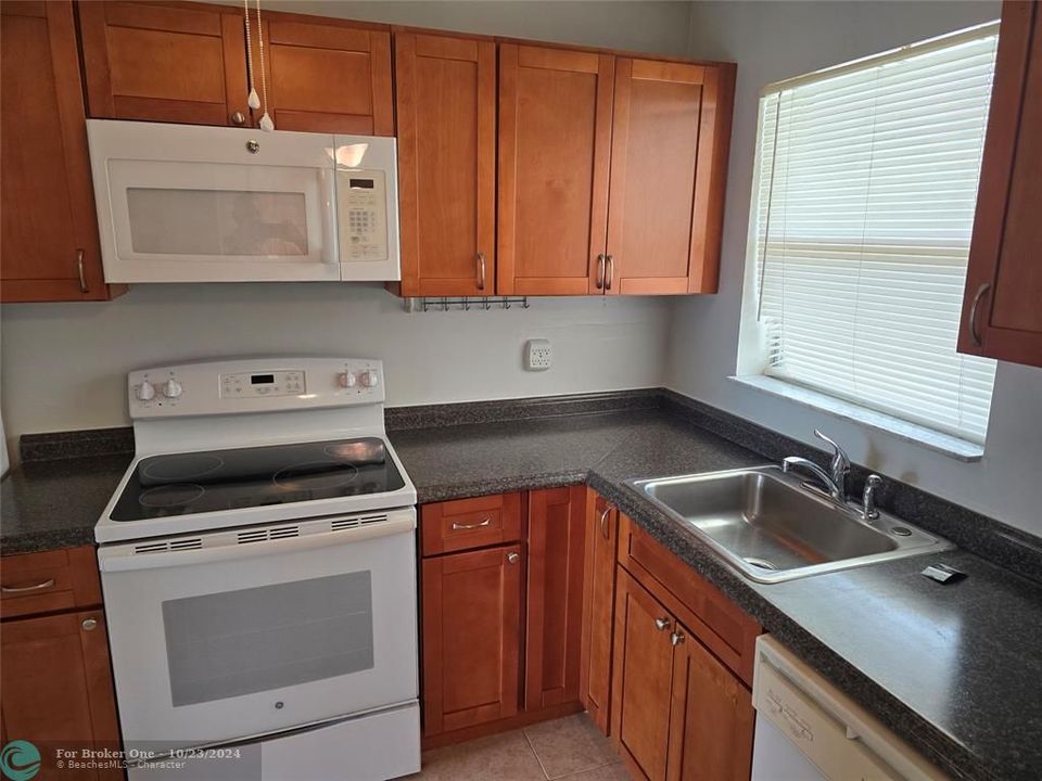 For Sale: $165,000 (2 beds, 2 baths, 850 Square Feet)