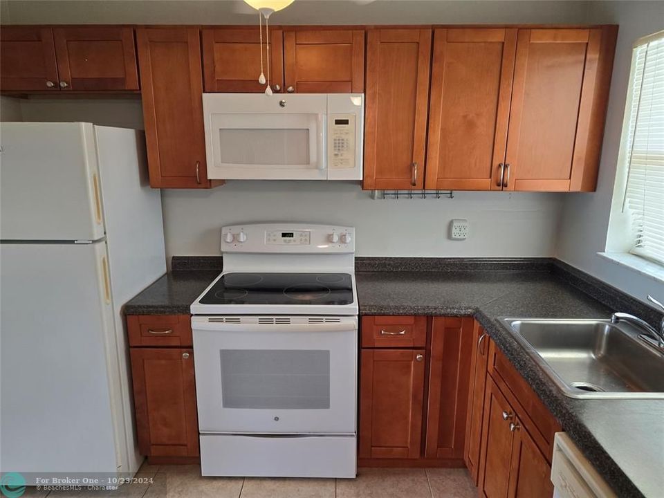 For Sale: $165,000 (2 beds, 2 baths, 850 Square Feet)