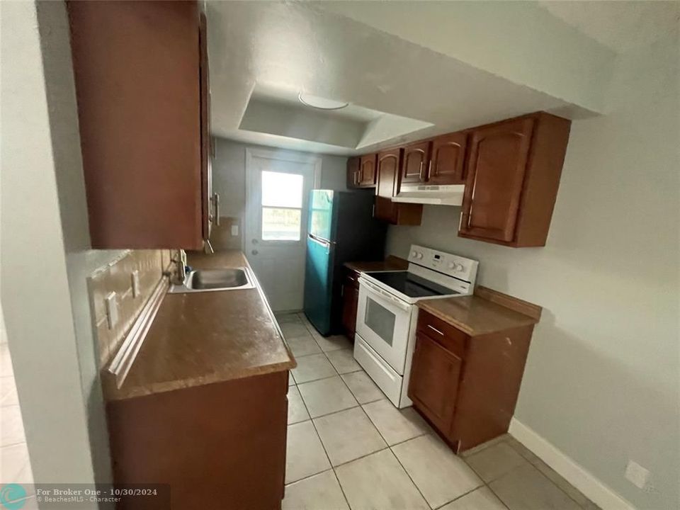 For Sale: $1,650 (1 beds, 1 baths, 720 Square Feet)