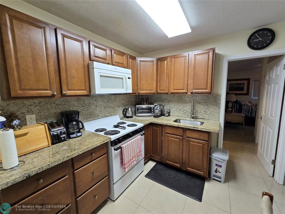 For Sale: $240,000 (2 beds, 2 baths, 763 Square Feet)