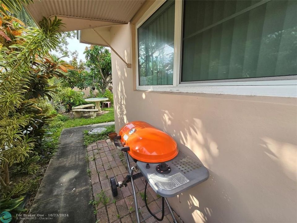 For Sale: $240,000 (2 beds, 2 baths, 763 Square Feet)