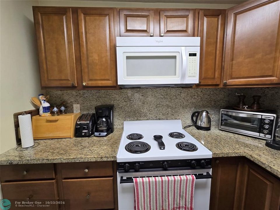 For Sale: $240,000 (2 beds, 2 baths, 763 Square Feet)