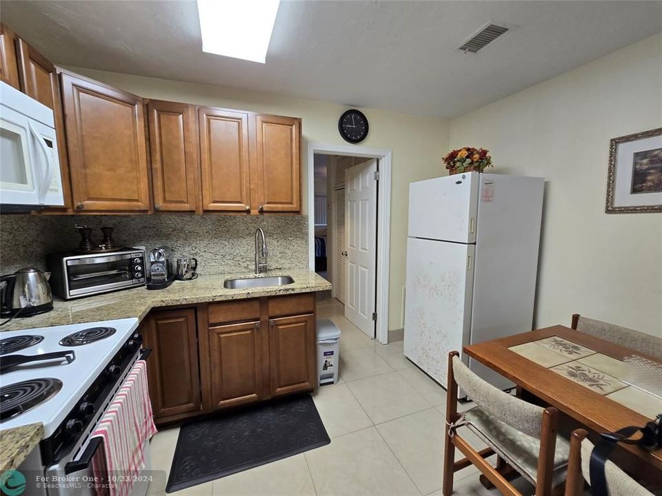 For Sale: $240,000 (2 beds, 2 baths, 763 Square Feet)