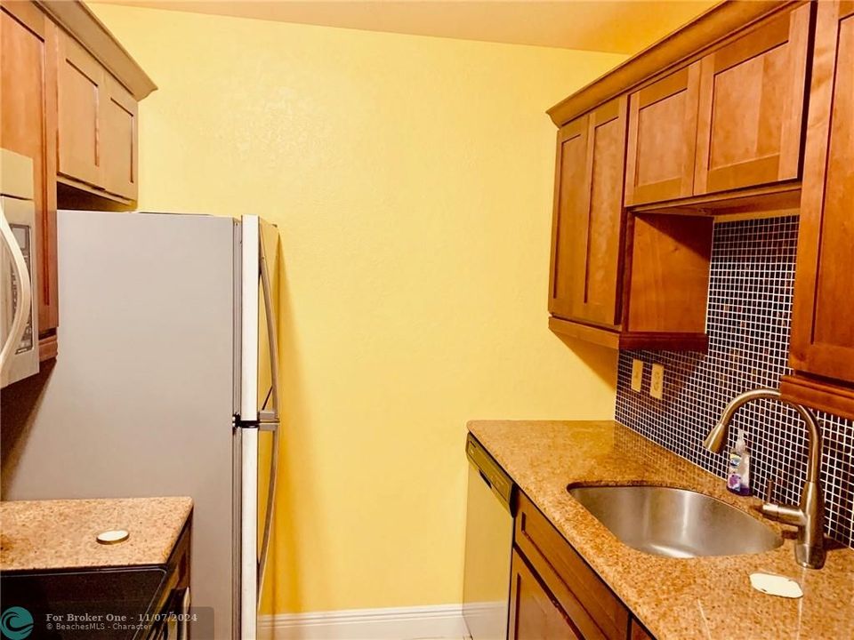 For Sale: $153,500 (1 beds, 1 baths, 840 Square Feet)