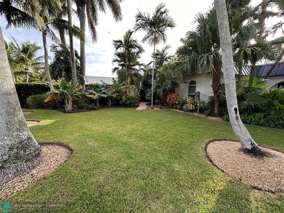 For Sale: $2,200,000 (3 beds, 2 baths, 2718 Square Feet)