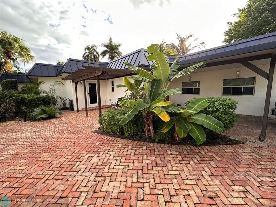 For Sale: $2,200,000 (3 beds, 2 baths, 2718 Square Feet)