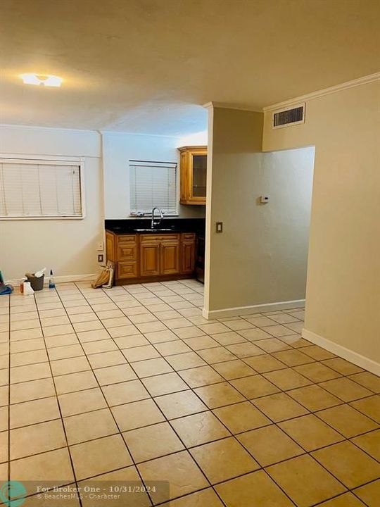 Active With Contract: $1,500 (1 beds, 1 baths, 450 Square Feet)