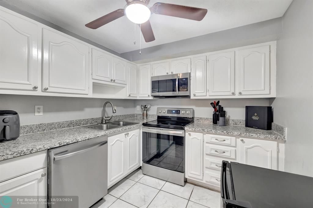 For Sale: $155,000 (2 beds, 2 baths, 1019 Square Feet)