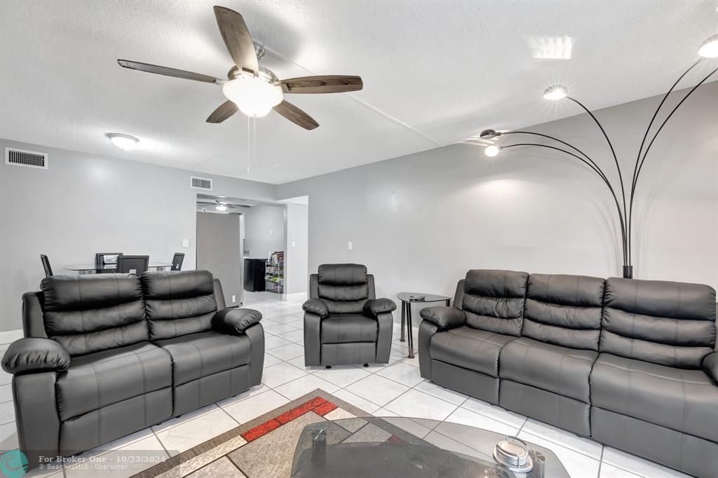 For Sale: $155,000 (2 beds, 2 baths, 1019 Square Feet)