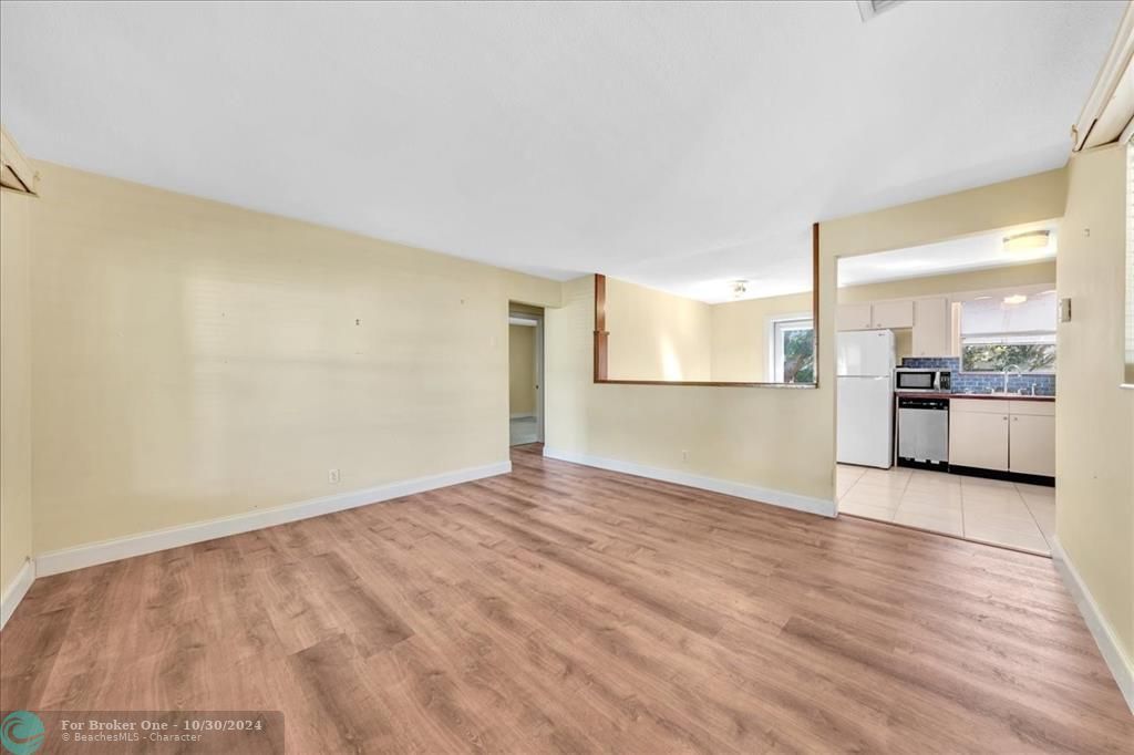 For Sale: $385,000 (2 beds, 1 baths, 875 Square Feet)