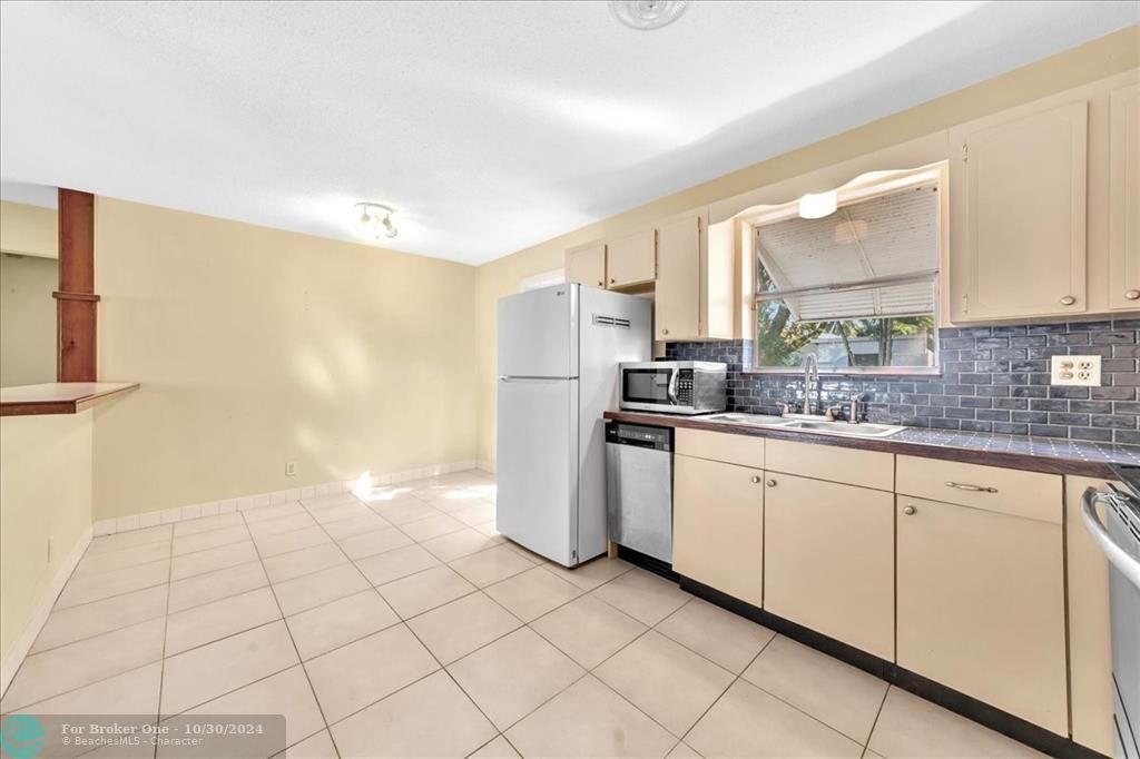 For Sale: $385,000 (2 beds, 1 baths, 875 Square Feet)