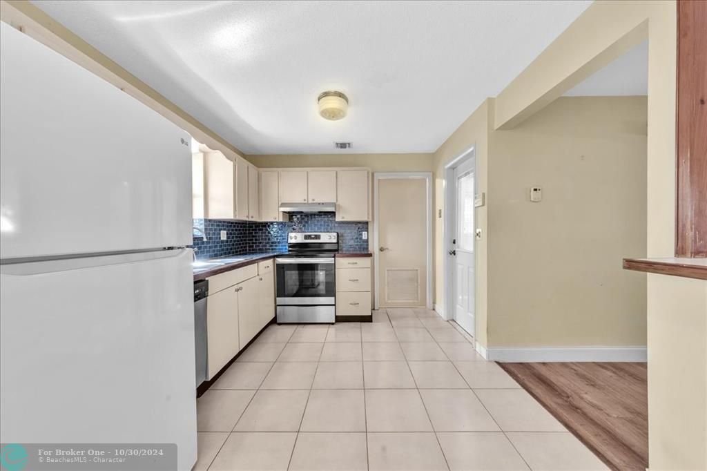 For Sale: $385,000 (2 beds, 1 baths, 875 Square Feet)