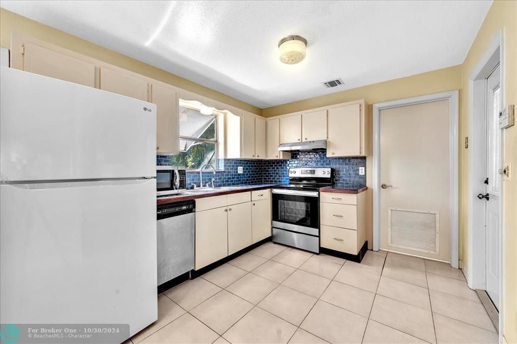 For Sale: $385,000 (2 beds, 1 baths, 875 Square Feet)