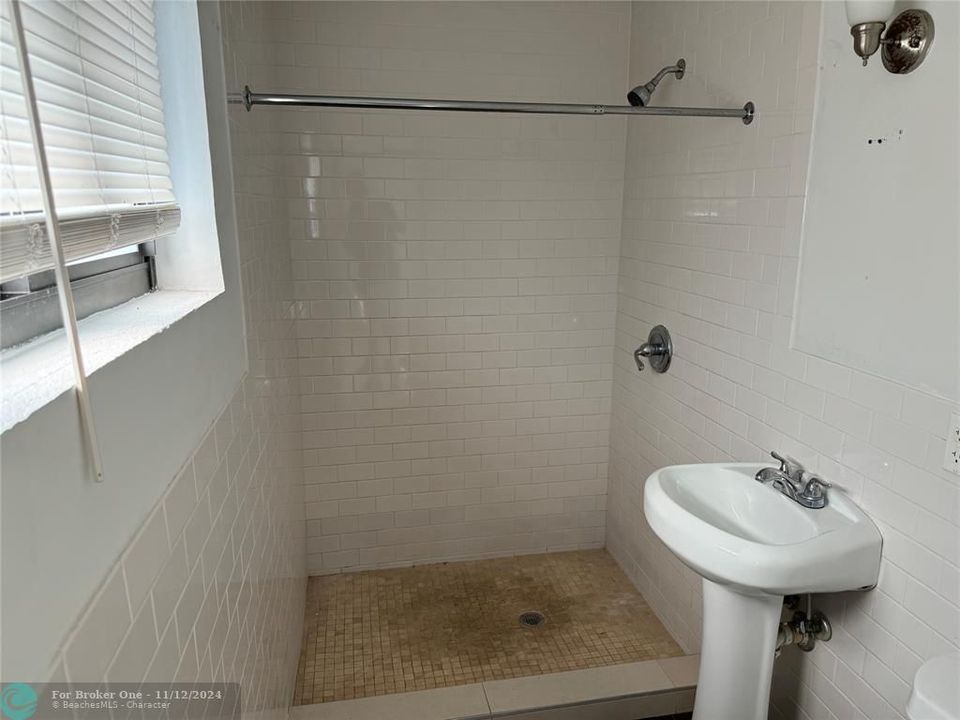 For Sale: $1,595 (1 beds, 1 baths, 0 Square Feet)