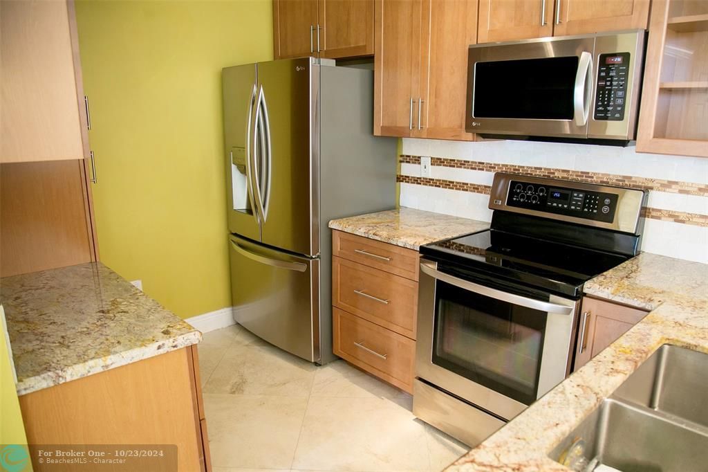 For Sale: $325,000 (1 beds, 1 baths, 793 Square Feet)