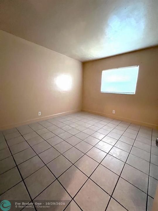 For Sale: $1,950 (2 beds, 2 baths, 1050 Square Feet)