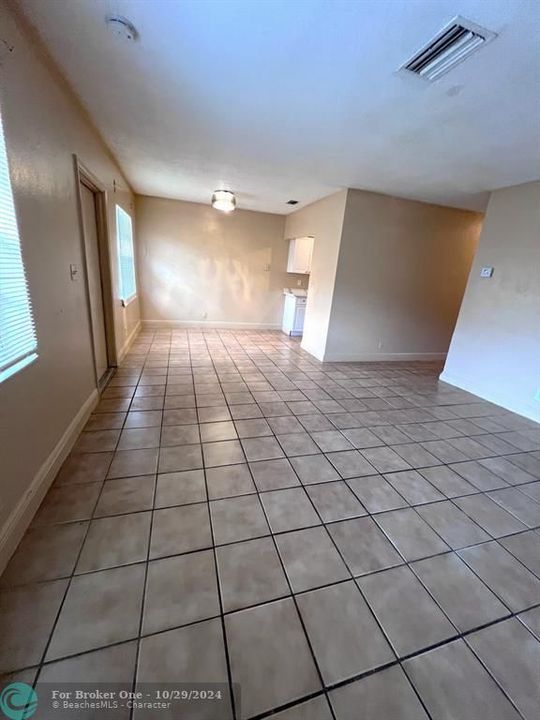 For Sale: $1,950 (2 beds, 2 baths, 1050 Square Feet)