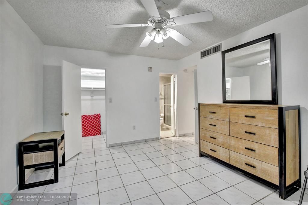 For Sale: $245,000 (1 beds, 1 baths, 620 Square Feet)