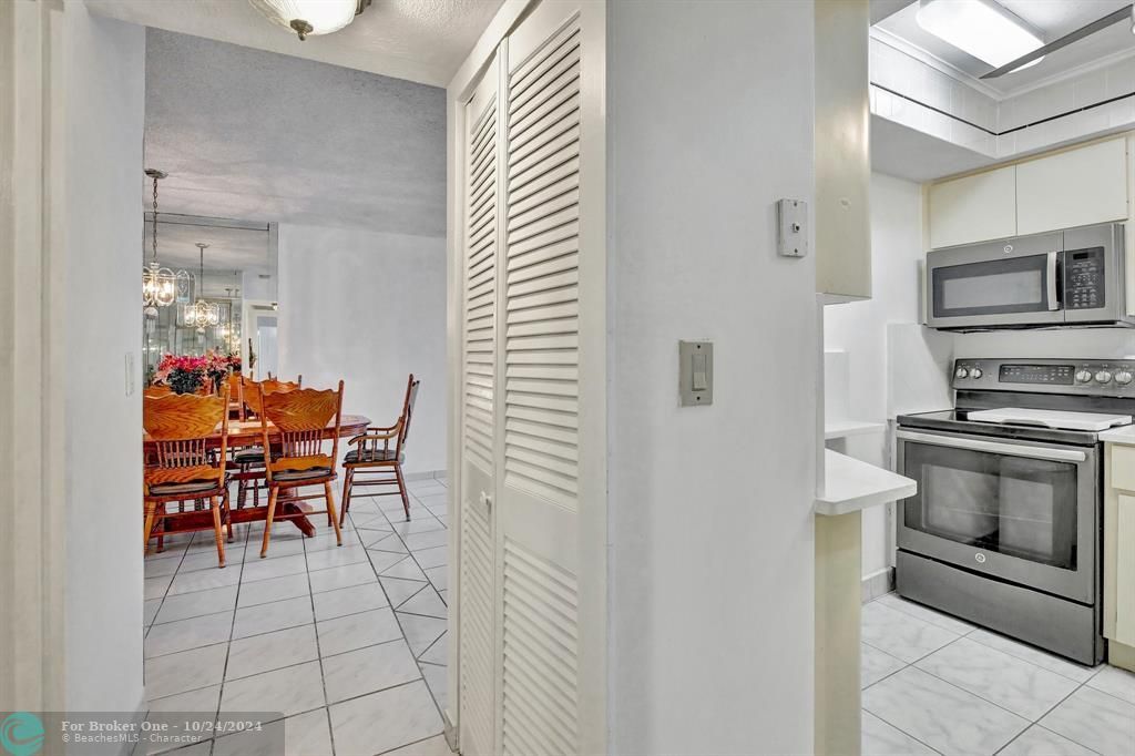 For Sale: $245,000 (1 beds, 1 baths, 620 Square Feet)