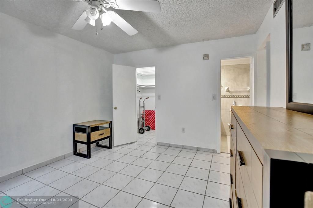 For Sale: $245,000 (1 beds, 1 baths, 620 Square Feet)