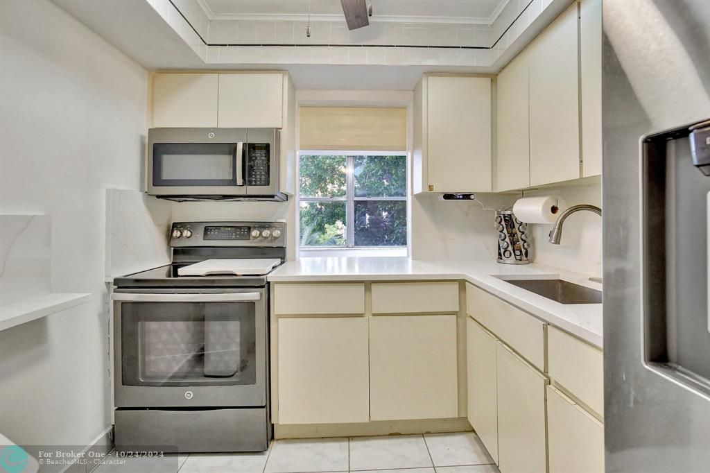 For Sale: $245,000 (1 beds, 1 baths, 620 Square Feet)