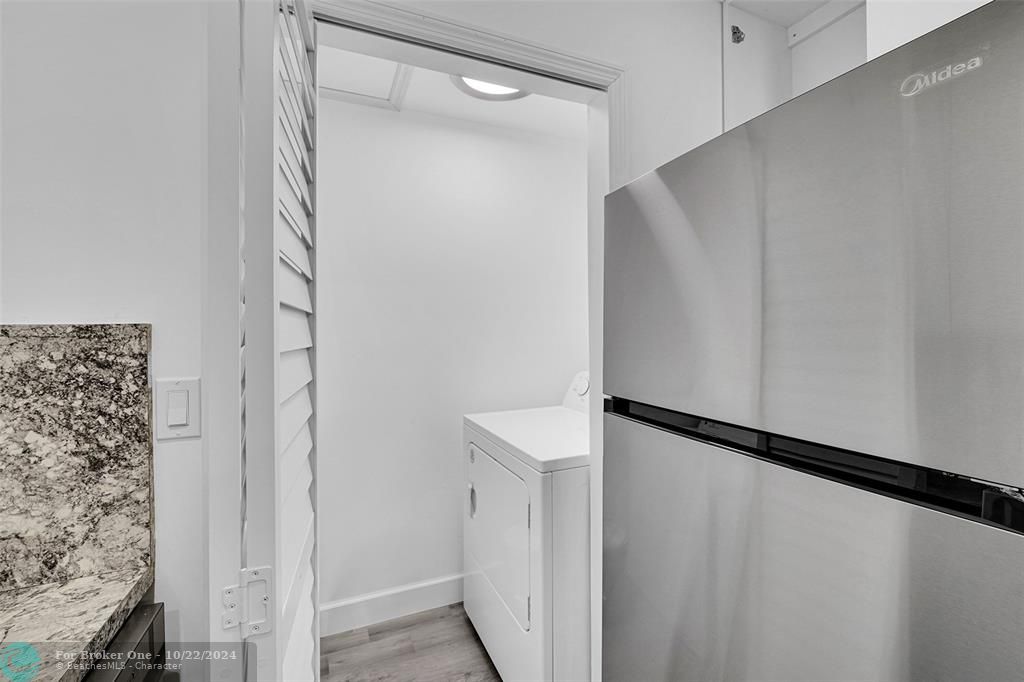 For Sale: $260,000 (2 beds, 2 baths, 917 Square Feet)