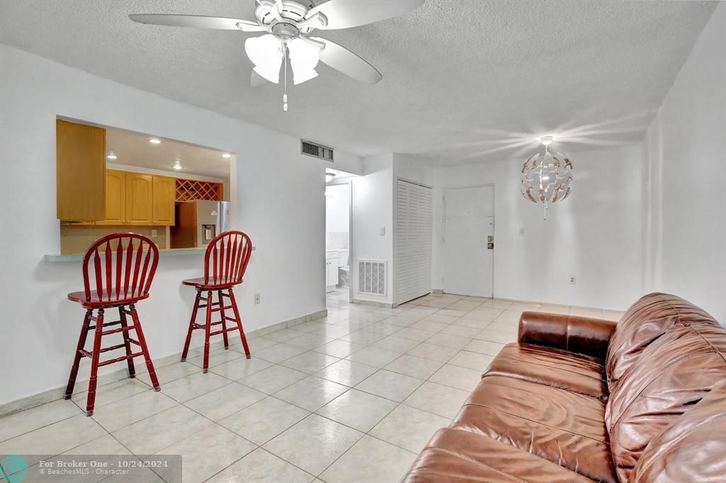 For Sale: $245,000 (1 beds, 1 baths, 620 Square Feet)