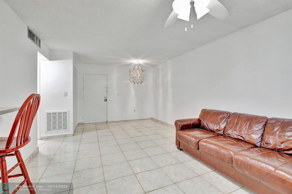 For Sale: $245,000 (1 beds, 1 baths, 620 Square Feet)