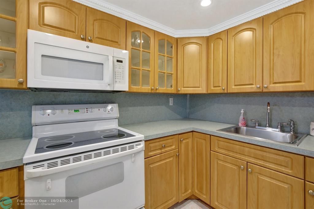 For Sale: $245,000 (1 beds, 1 baths, 620 Square Feet)