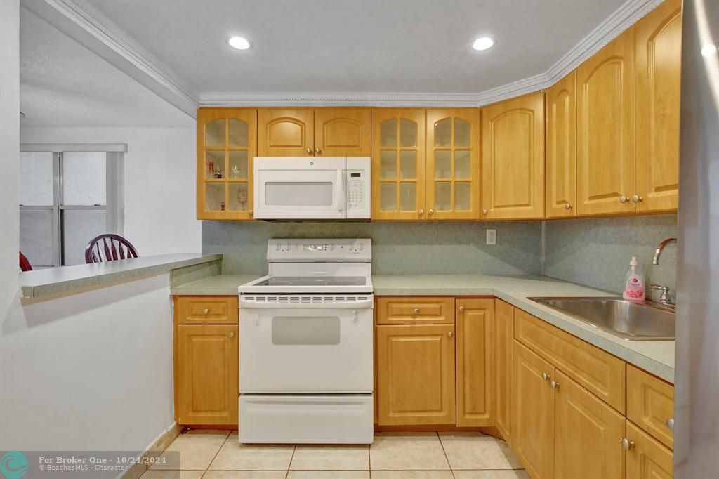 For Sale: $245,000 (1 beds, 1 baths, 620 Square Feet)