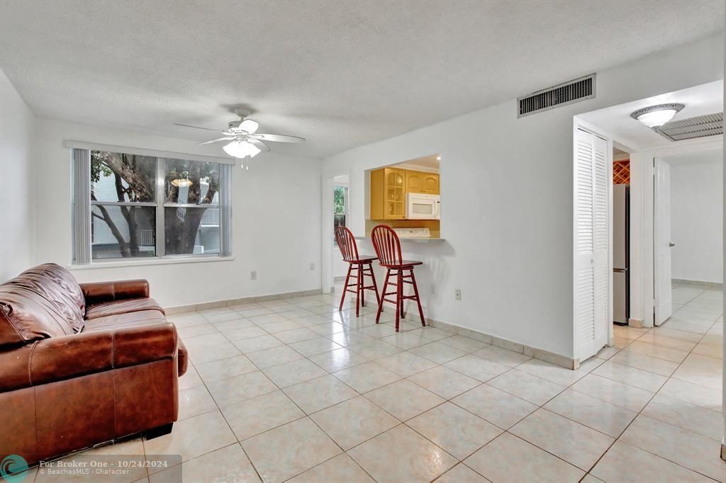 For Sale: $245,000 (1 beds, 1 baths, 620 Square Feet)