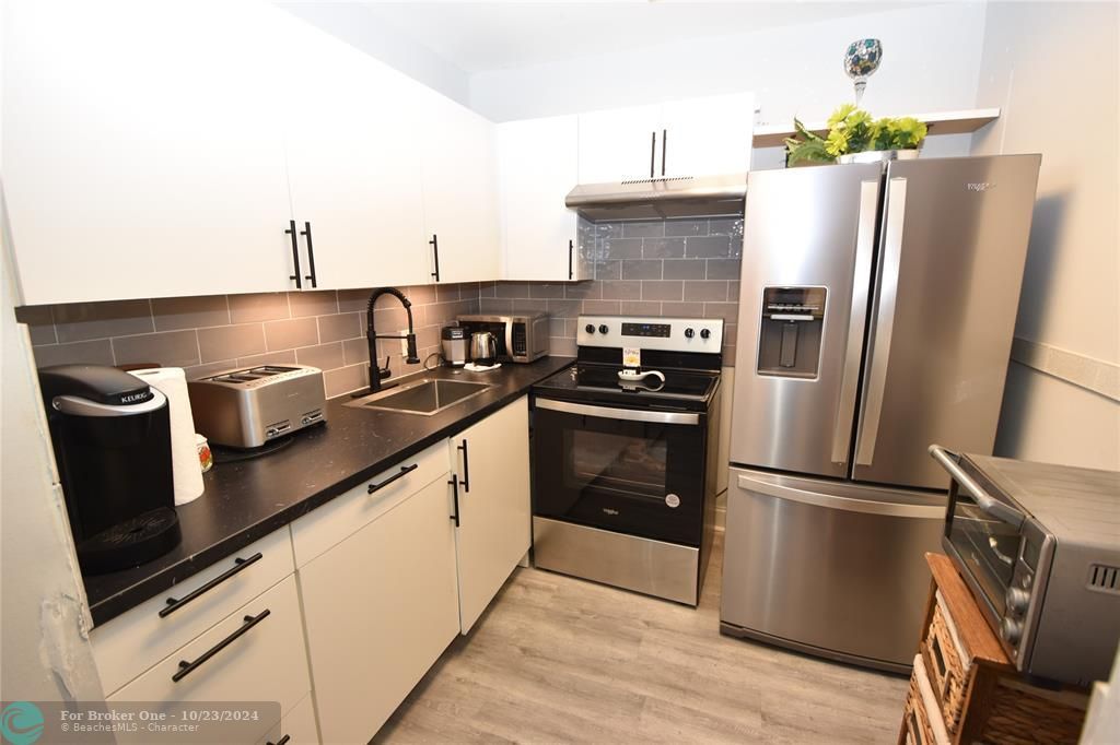 For Sale: $114,900 (1 beds, 1 baths, 646 Square Feet)