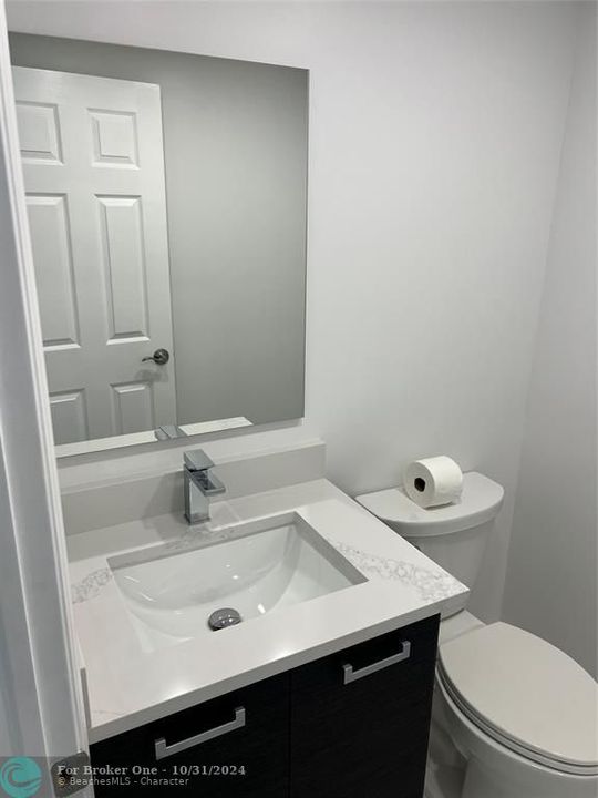 For Rent: $1,900 (1 beds, 1 baths, 726 Square Feet)