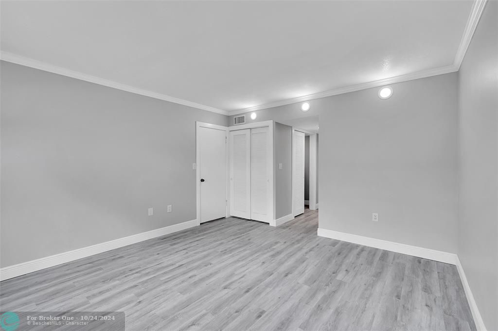 For Sale: $249,900 (2 beds, 2 baths, 955 Square Feet)