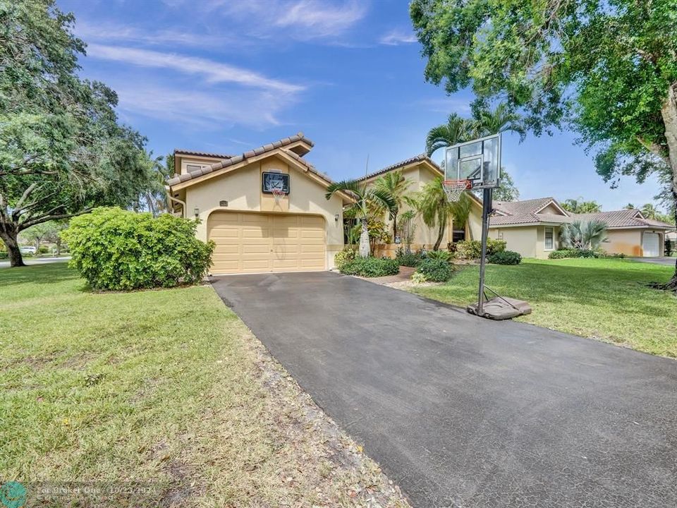 For Sale: $769,000 (4 beds, 2 baths, 2700 Square Feet)