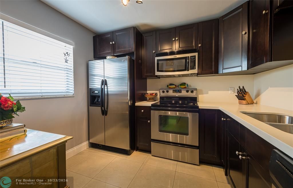 For Sale: $249,000 (2 beds, 2 baths, 1200 Square Feet)