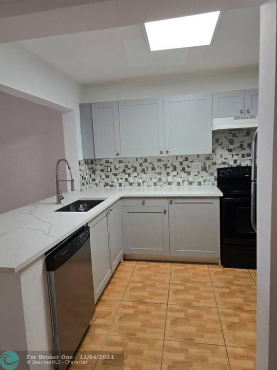 Active With Contract: $1,500 (1 beds, 1 baths, 750 Square Feet)