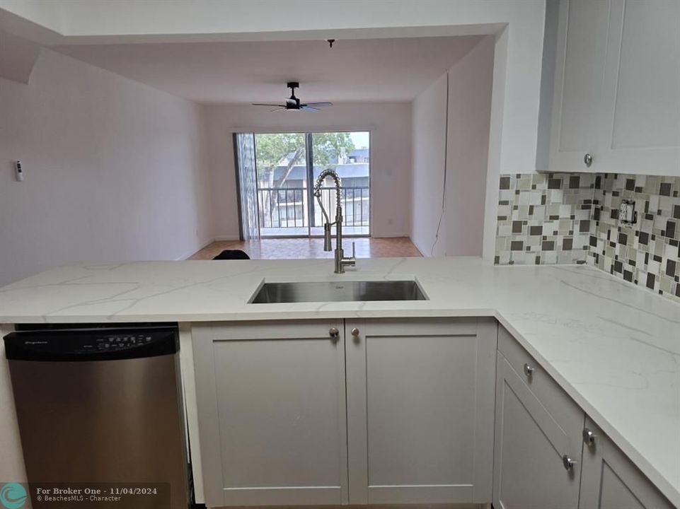 Active With Contract: $1,500 (1 beds, 1 baths, 750 Square Feet)