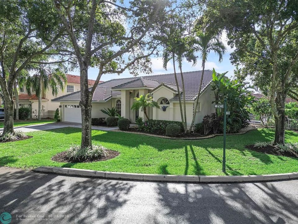 For Sale: $725,000 (4 beds, 2 baths, 2208 Square Feet)