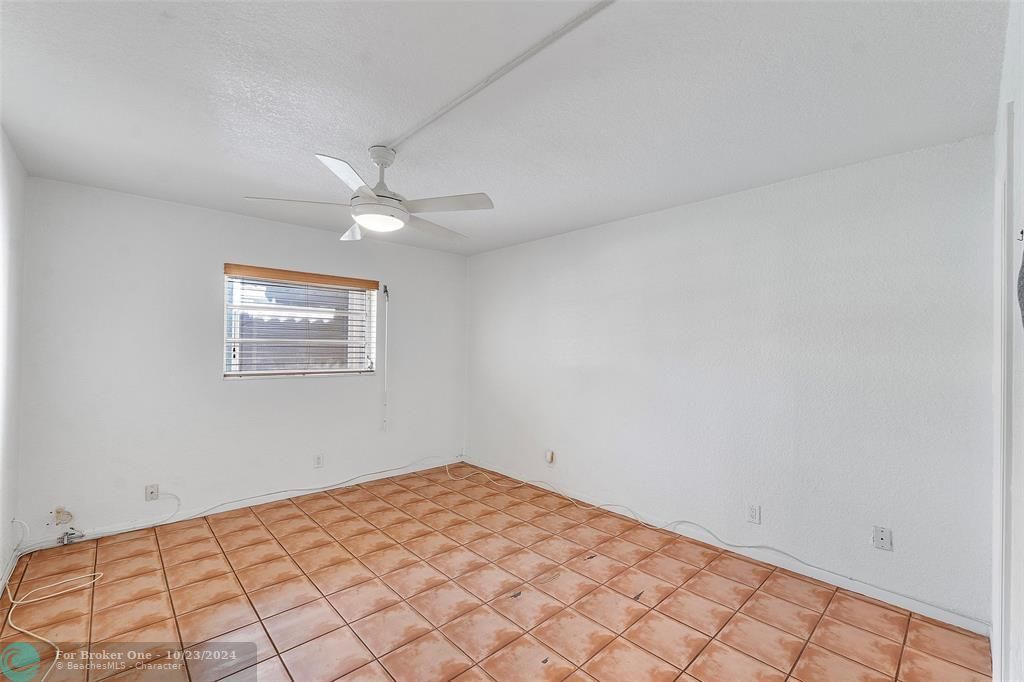 For Sale: $192,000 (2 beds, 2 baths, 980 Square Feet)