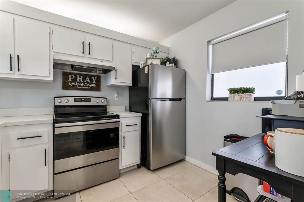 For Sale: $295,000 (2 beds, 2 baths, 800 Square Feet)