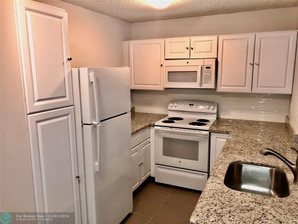 For Rent: $1,780 (1 beds, 1 baths, 821 Square Feet)