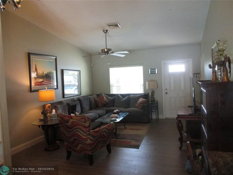 For Sale: $549,500 (3 beds, 2 baths, 1423 Square Feet)