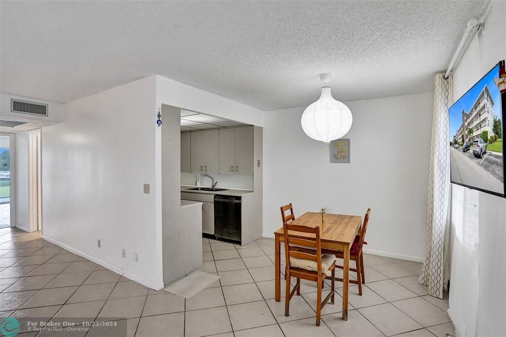 For Sale: $175,000 (2 beds, 1 baths, 880 Square Feet)