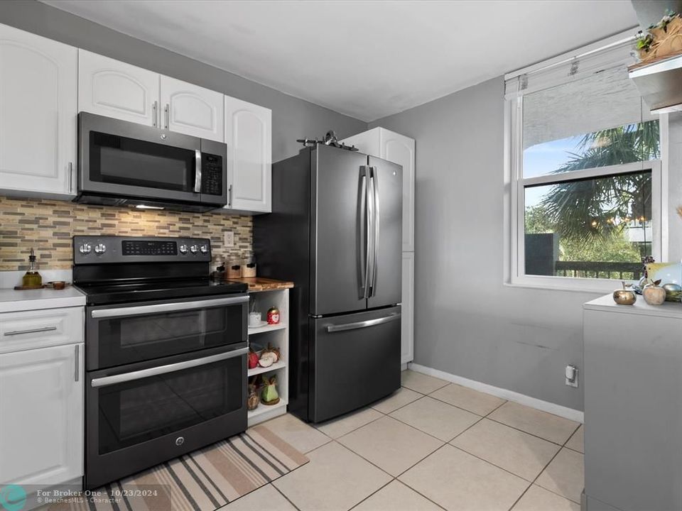 For Sale: $310,000 (2 beds, 2 baths, 1093 Square Feet)